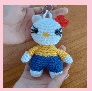Hello Kitty em crochê feito à mão