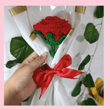 Uma rosa em crochê feito à mão