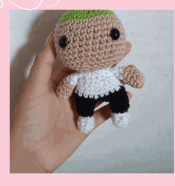 Boneco 10cm em crochê feito à mão