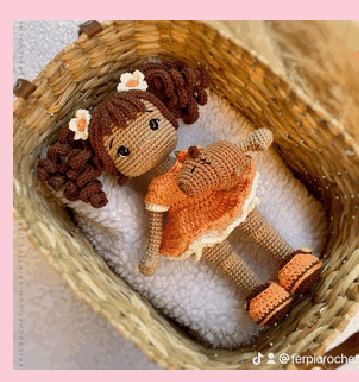 Boneca Clara com capivara em crochê feito à mão