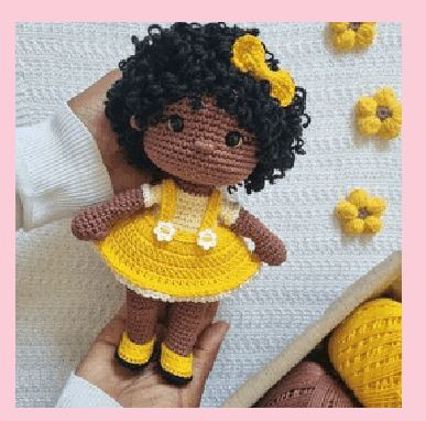 Bonequinha cacheada em crochê feito à mão