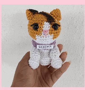 Gatinha 8cm em crochê feito à mão