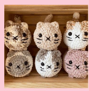 Gatinho roliço pelúcia em crochê feito à mão