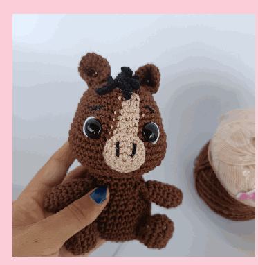 Cavalo em crochê feito à mão